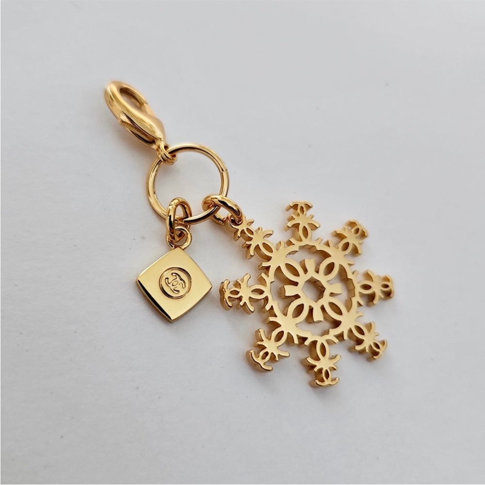 Chanel Limited Edition Holiday 2024 Snowflake CC Charm - Picture 2 of 4
